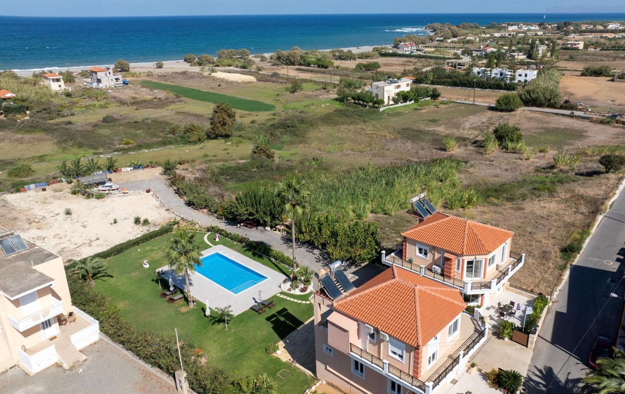 Socrate's Apartment's With Share Pool Апартаменты *