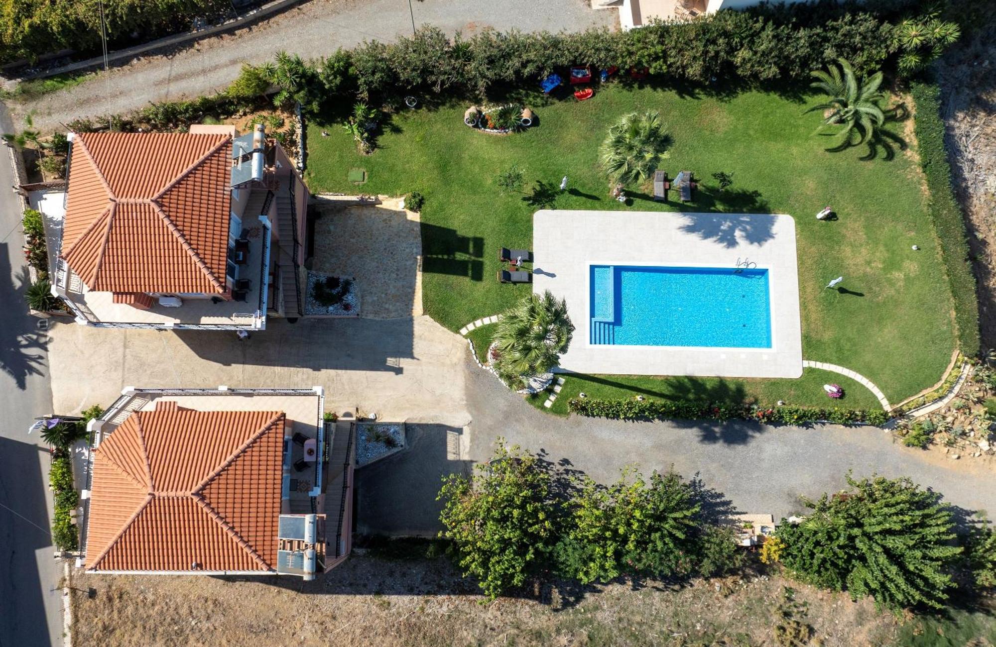 Socrate's Apartment's With Share Pool Apartmán Kamisianá