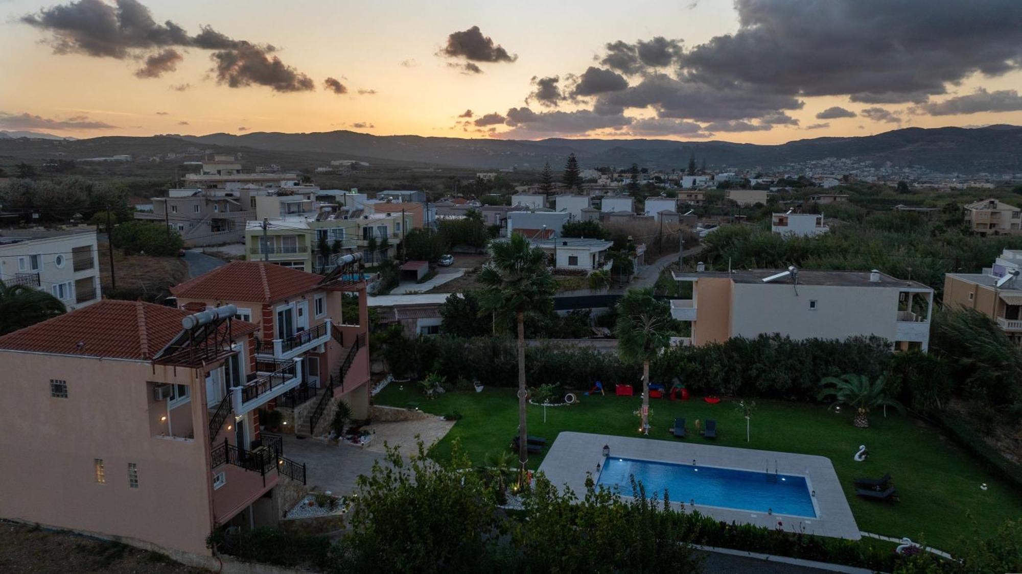 Socrate's Apartment's With Share Pool Апартаменты *