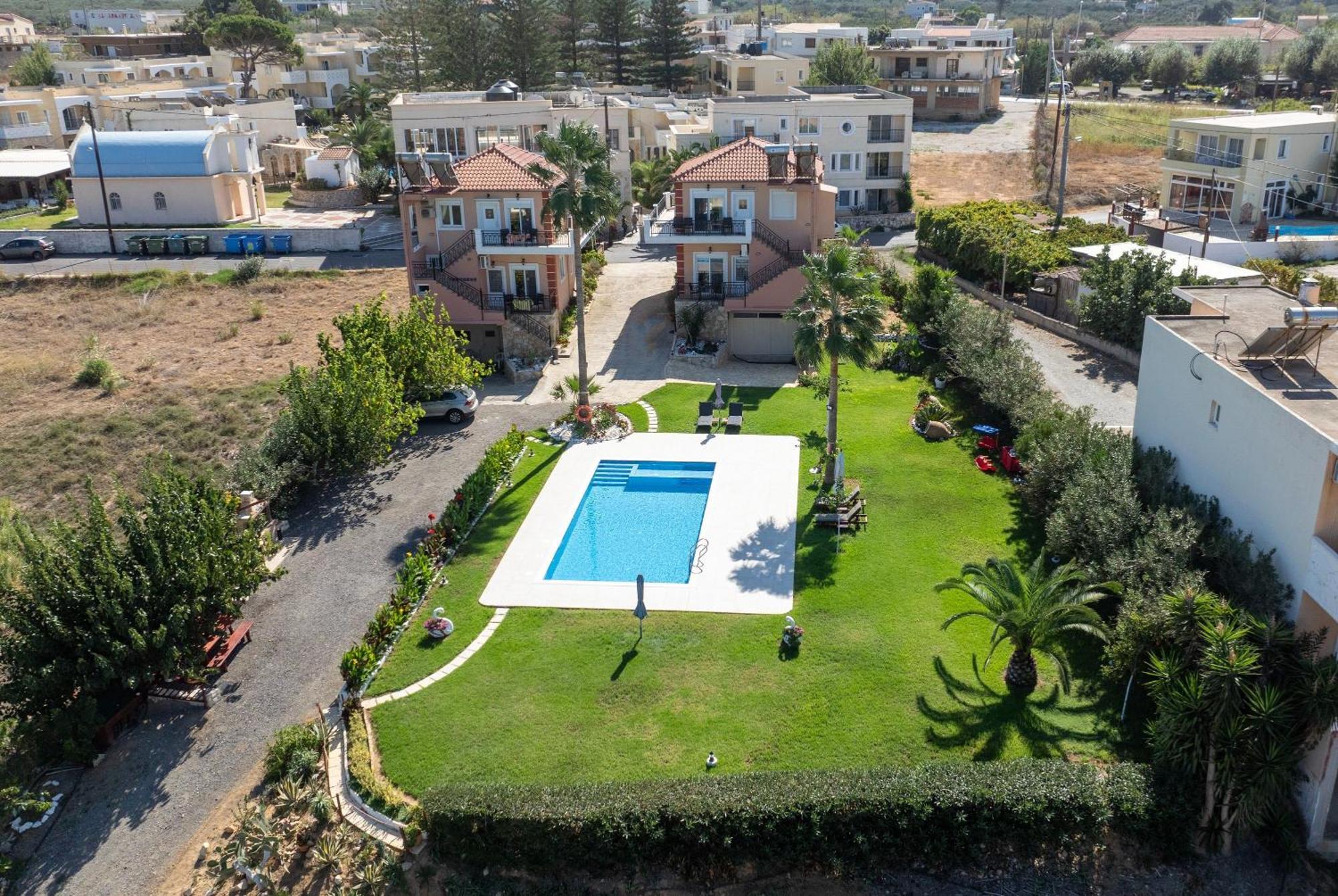 Socrate's Apartment's With Share Pool Apartmán