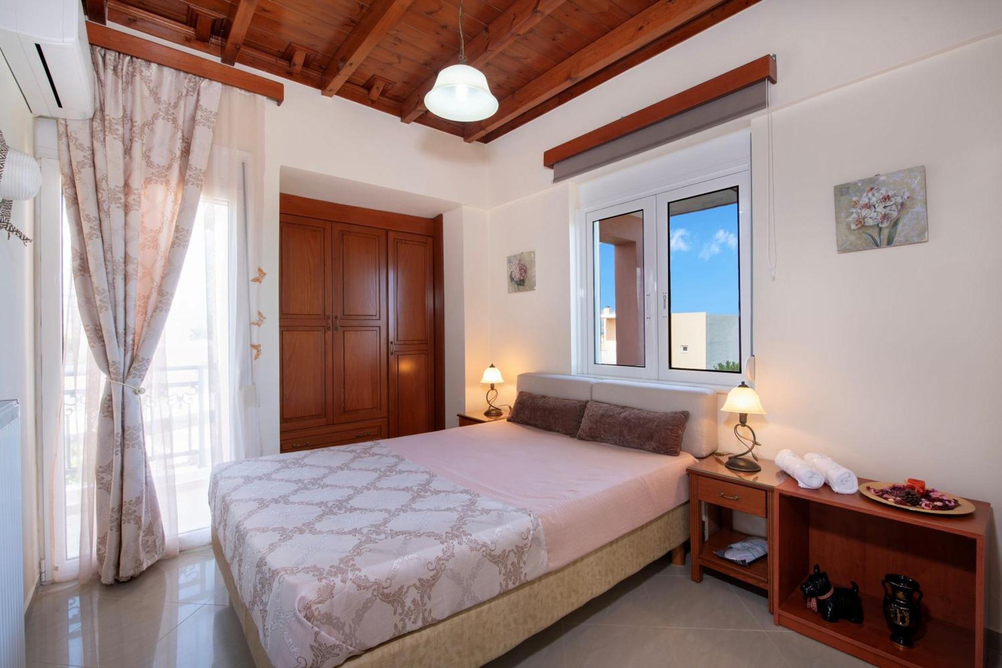 Апартаменты Socrate's Apartment's With Share Pool *
