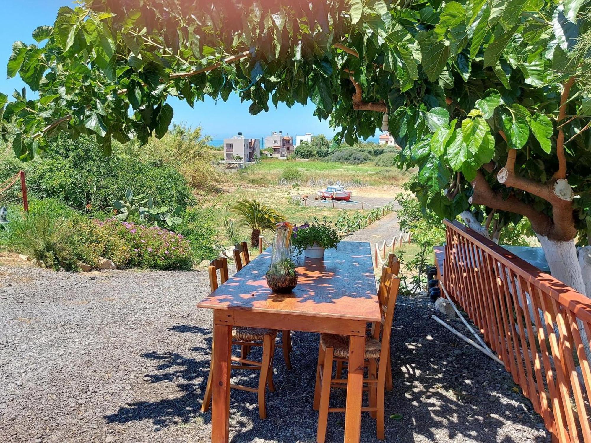 Socrate's Apartment's With Share Pool Apartmán