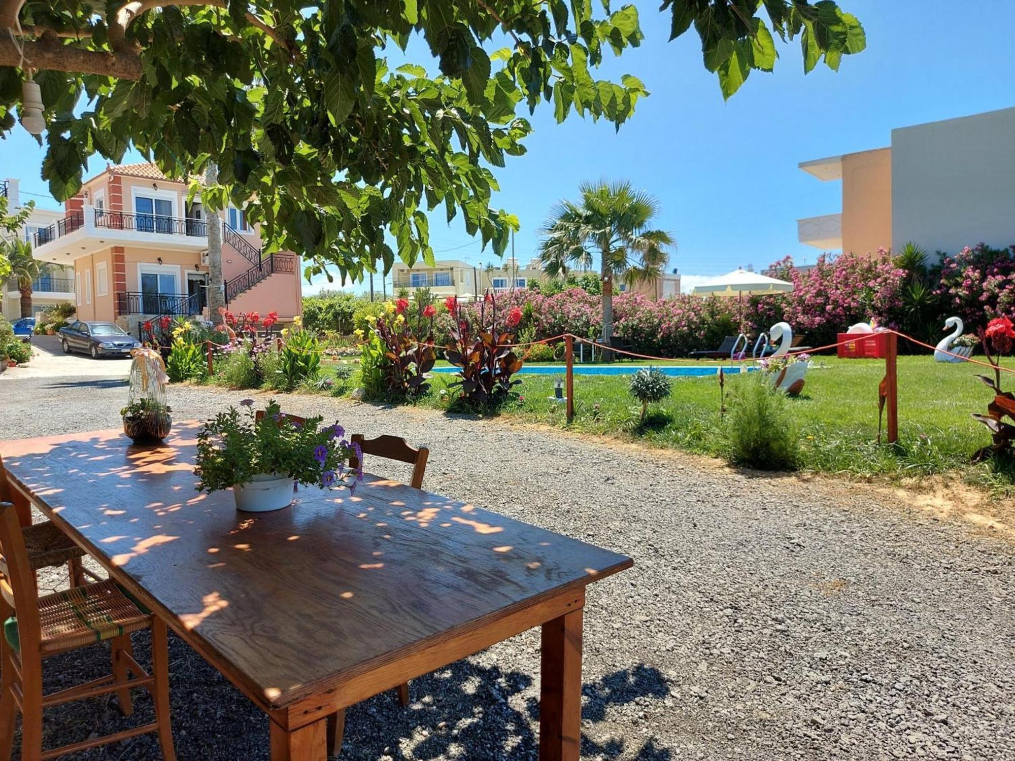 Apartmán Socrate's Apartment's With Share Pool Kamisianá