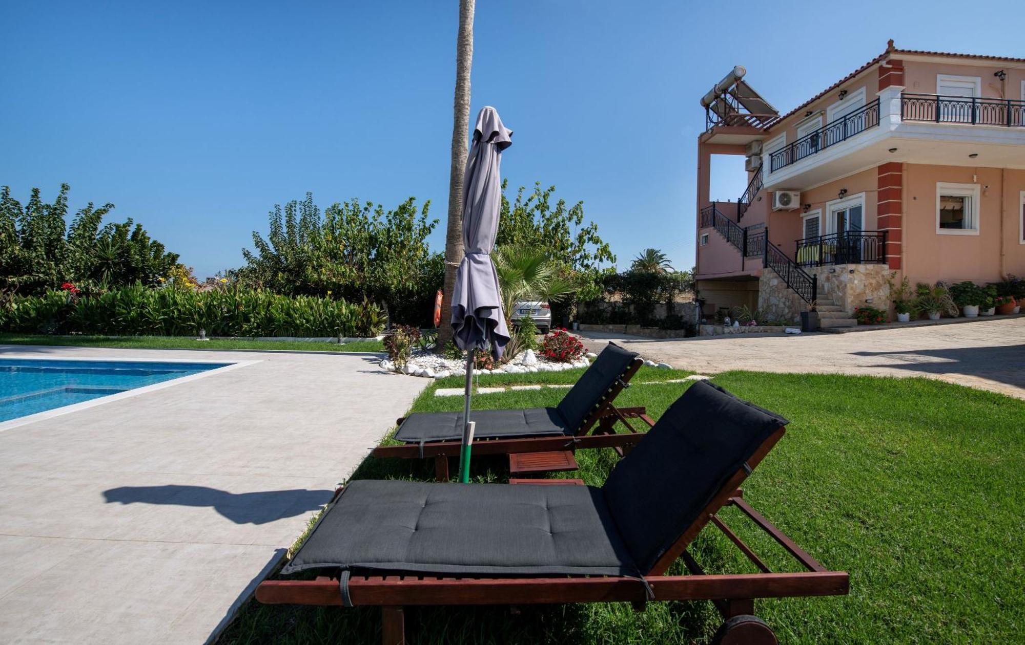 Апартаменты Socrate's Apartment's With Share Pool