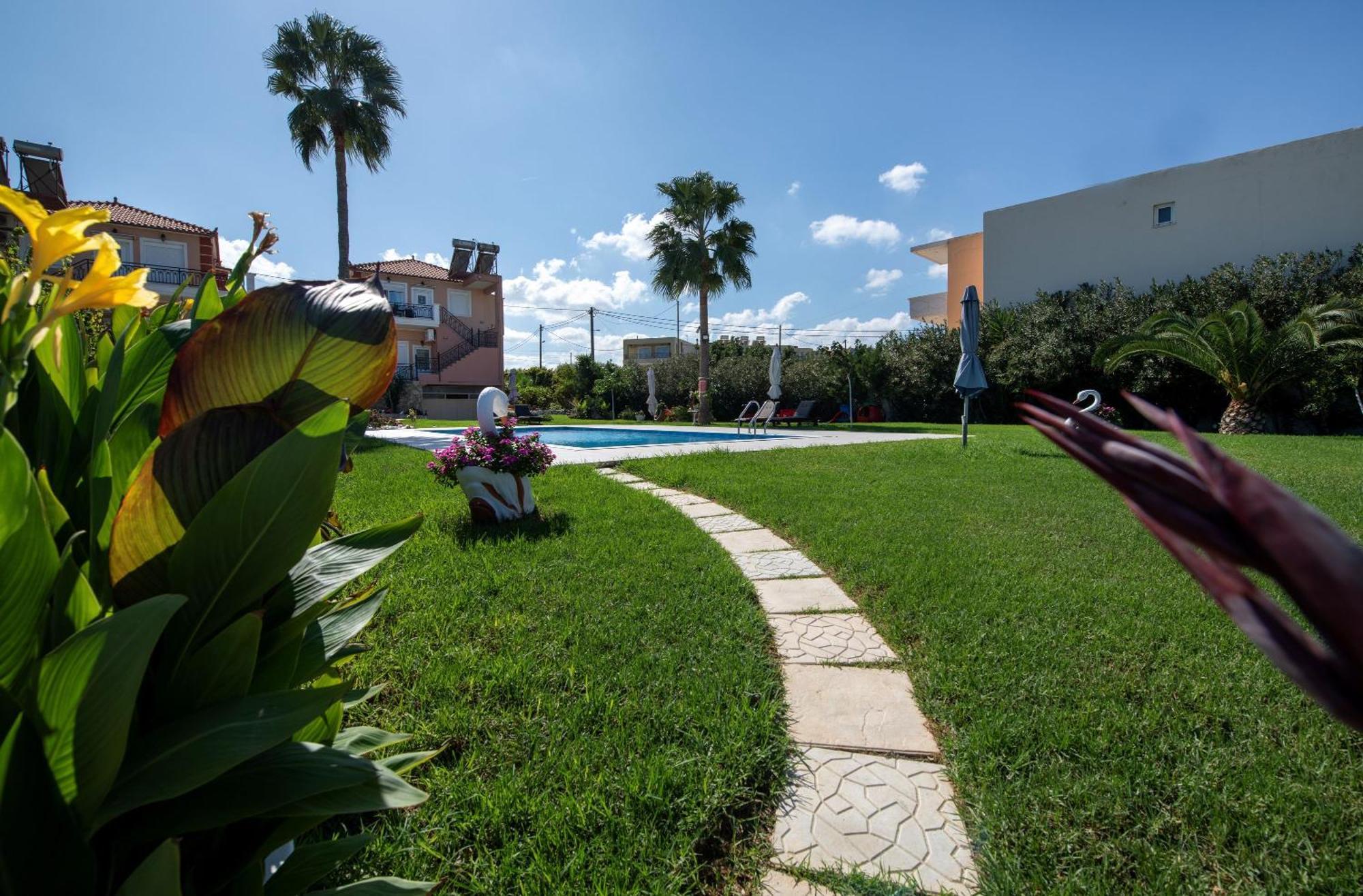 Socrate's Apartment's With Share Pool Apartmán