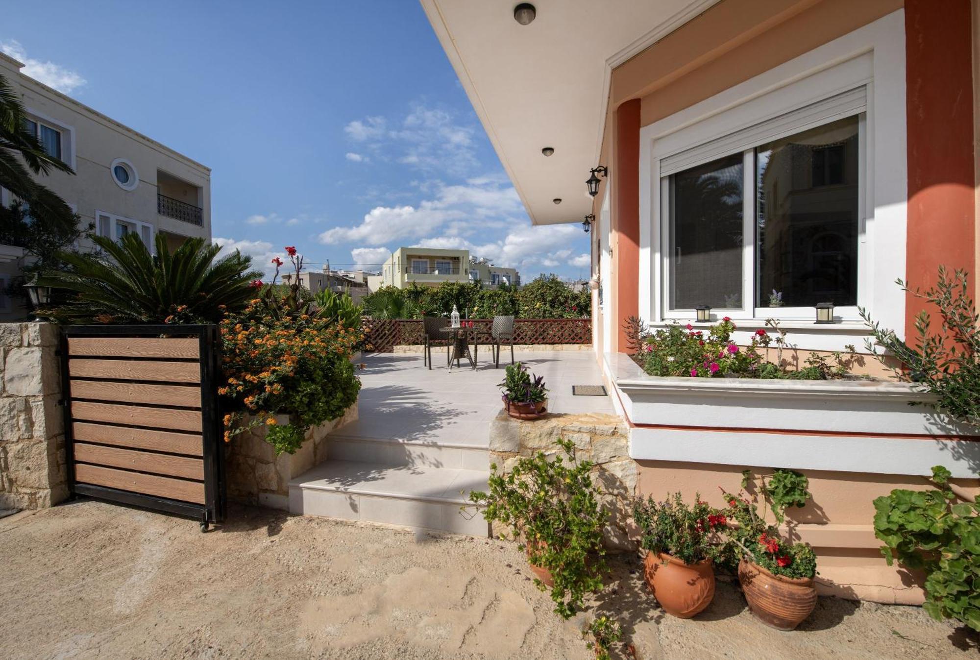 Socrate's Apartment's With Share Pool Kamisianá