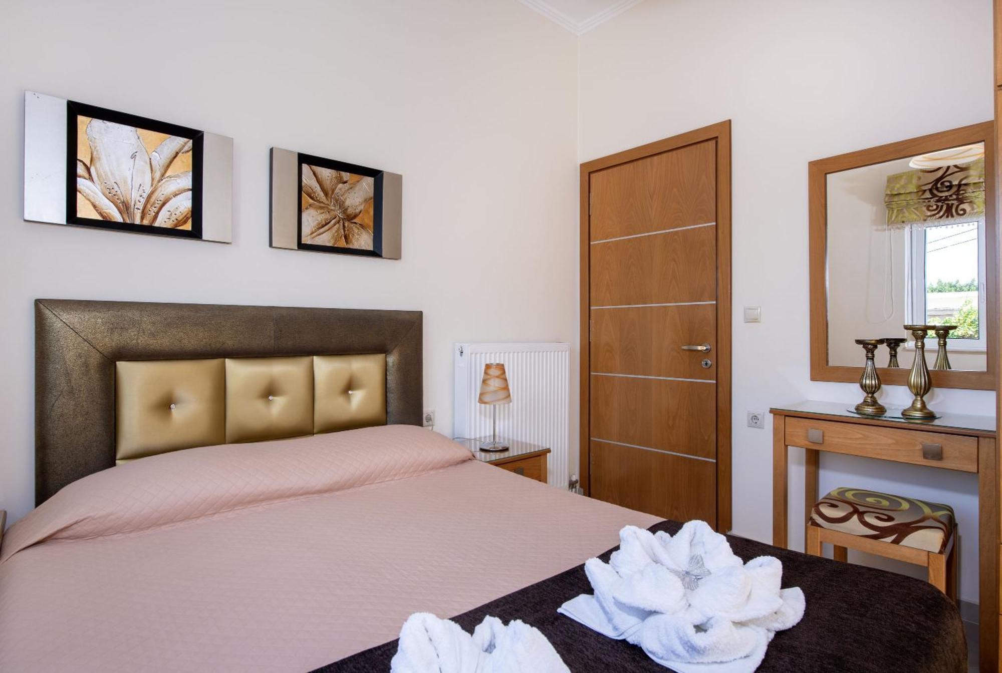 Socrate's Apartment's With Share Pool Apartmán Kamisianá