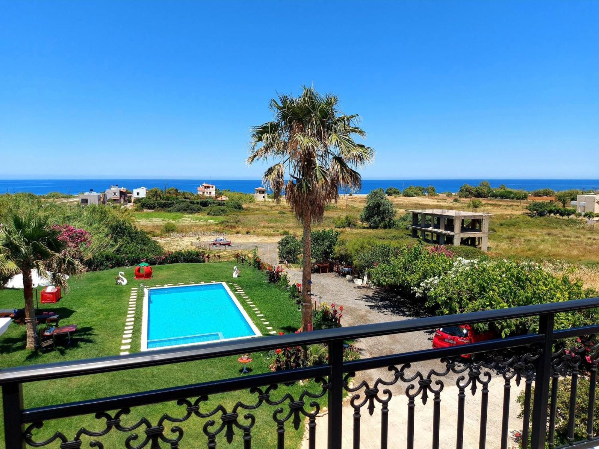Апартаменты Socrate's Apartment's With Share Pool Камисиана