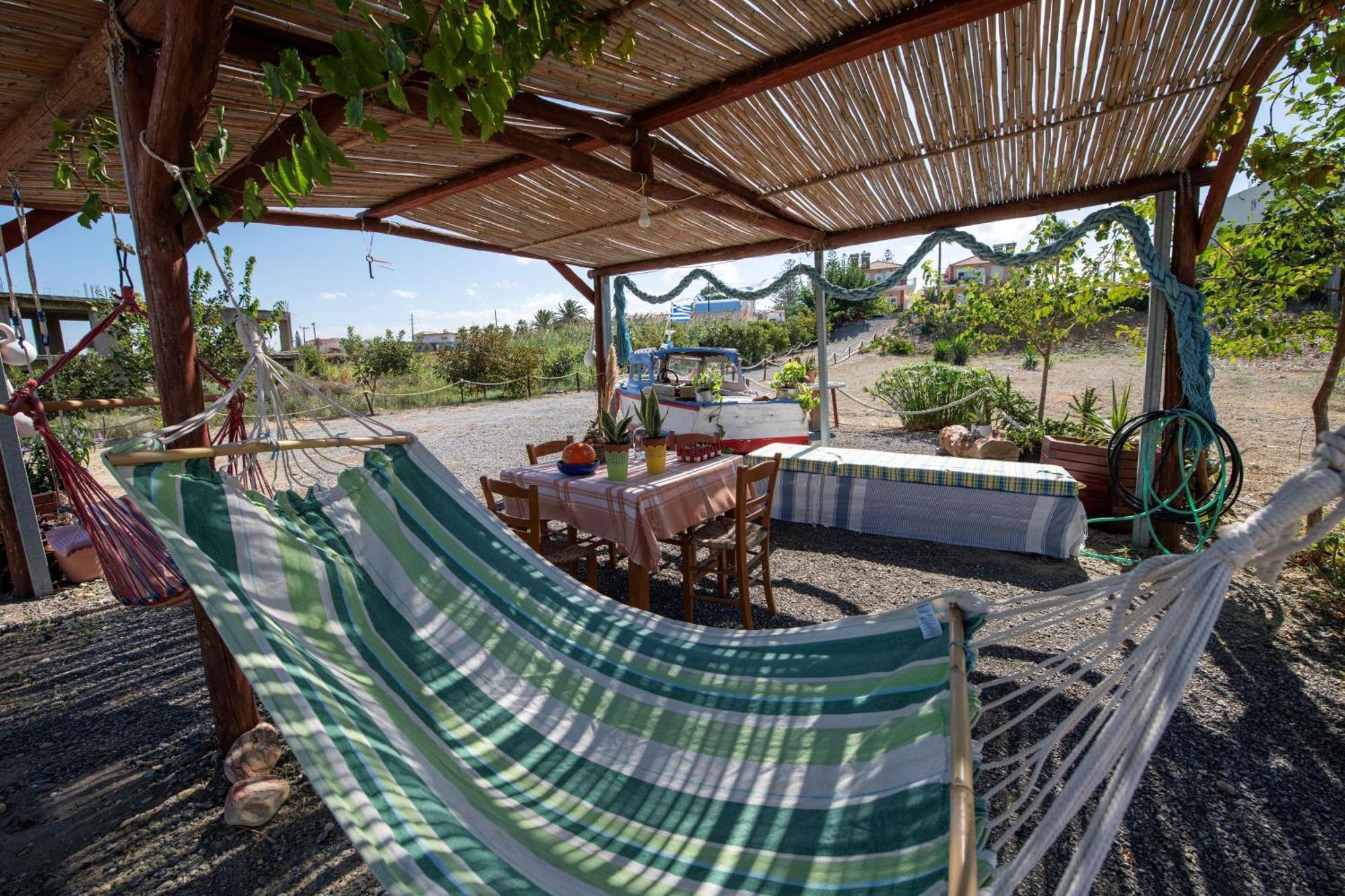 Socrate's Apartment's With Share Pool Appartement Kamisianá