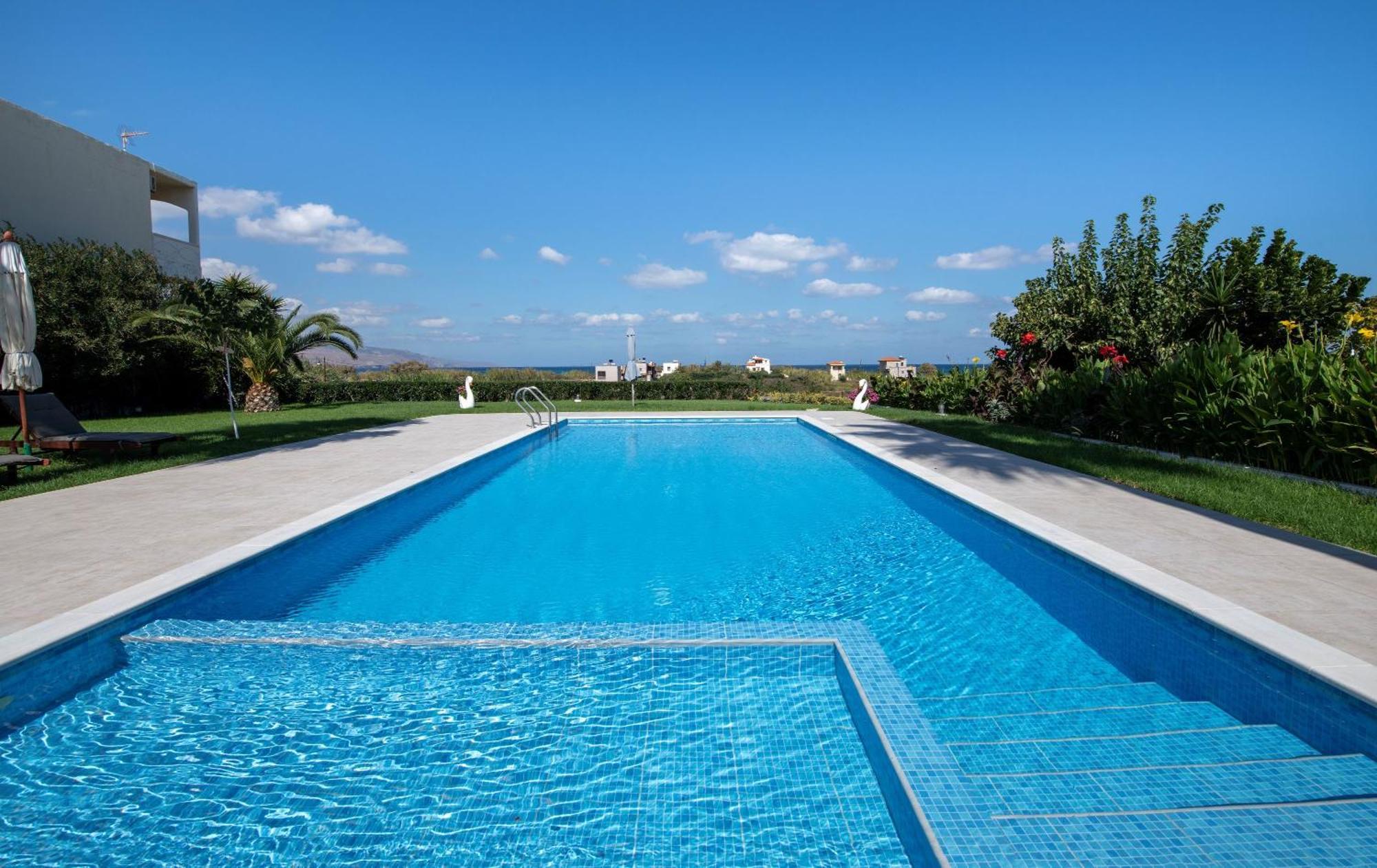 Socrate's Apartment's With Share Pool Kamisianá